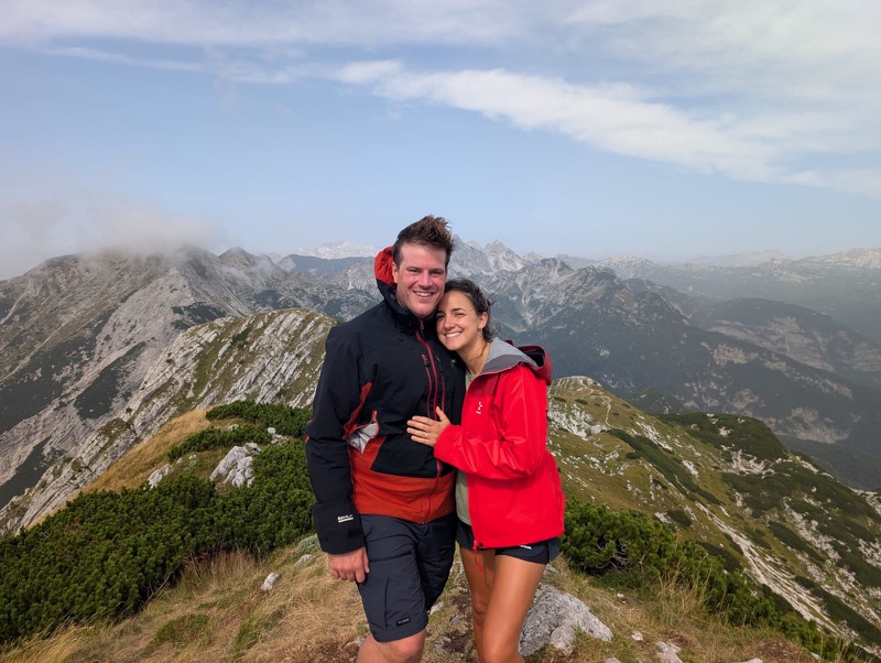 Astrid et Grégoire enlacés au sommet d’une montagne
