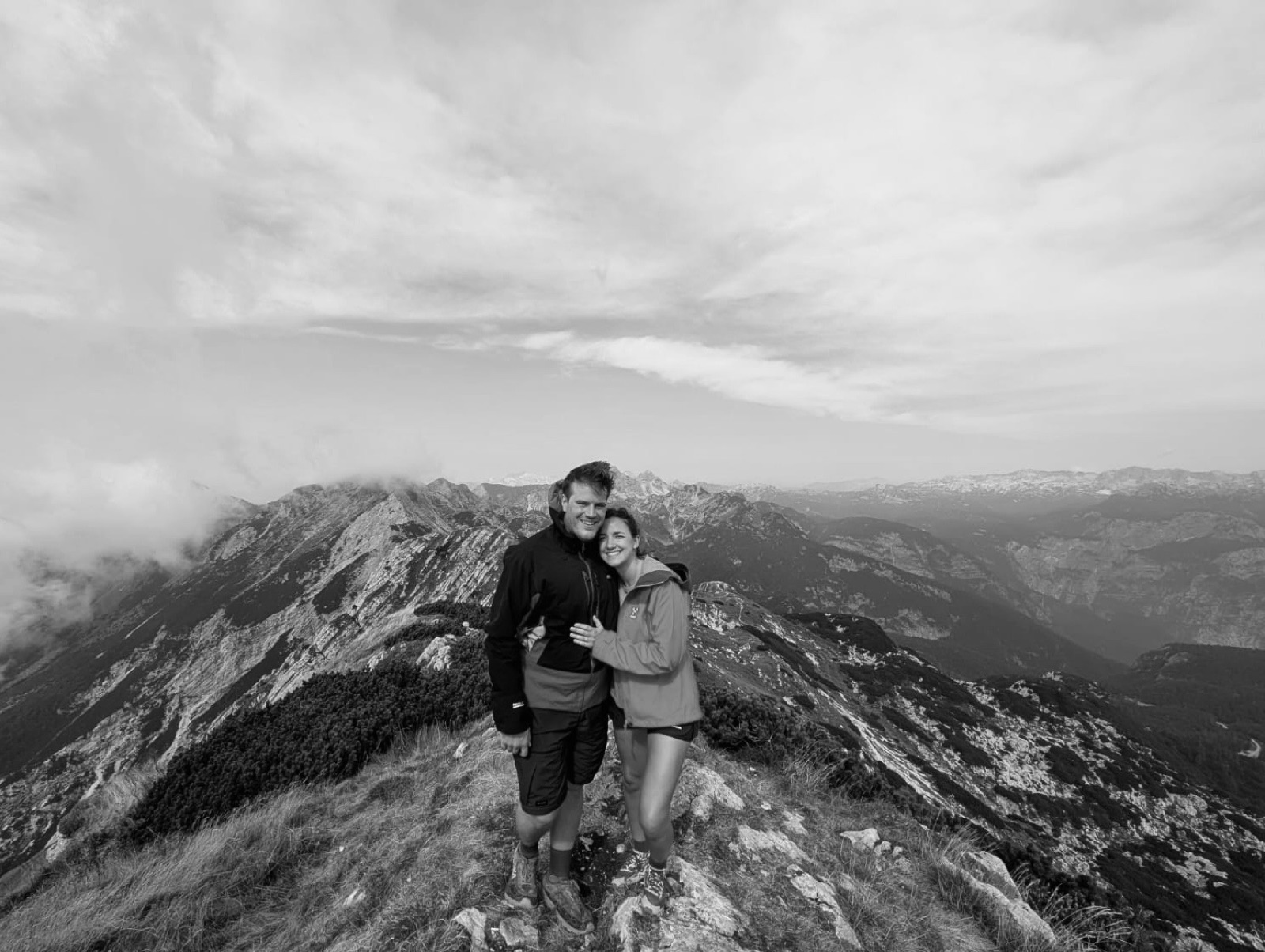 Astrid et Grégoire, en noir et blanc, au sommet d’une montagne